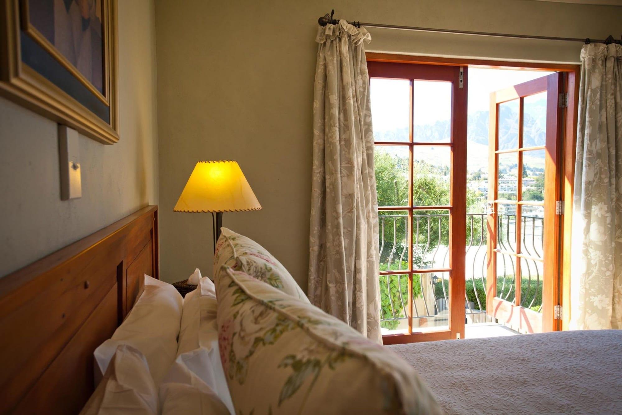 Browns Boutique Hotel Куийнстаун Екстериор снимка