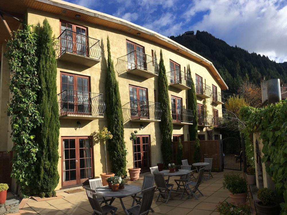 Browns Boutique Hotel Куийнстаун Екстериор снимка
