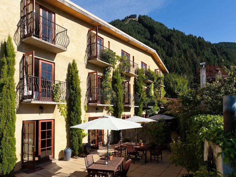 Browns Boutique Hotel Куийнстаун Екстериор снимка