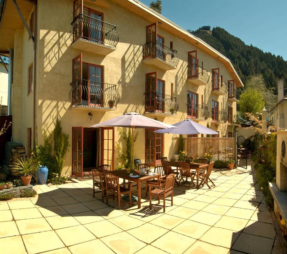 Browns Boutique Hotel Куийнстаун Екстериор снимка